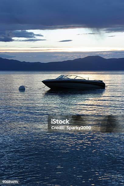 Photo libre de droit de Fantasy Numéro Un Bateau banque d'images et plus d'images libres de droit de Lac - Lac, Vedette, Adulte