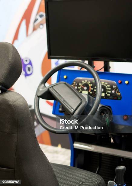 Racing Simulator Spiel Im Themenpark Stockfoto und mehr Bilder von Bildung - Bildung, Fahren, Simulator
