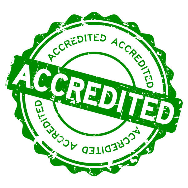 istock Grunge green accredited round rubber seal stamp on white background 906851038