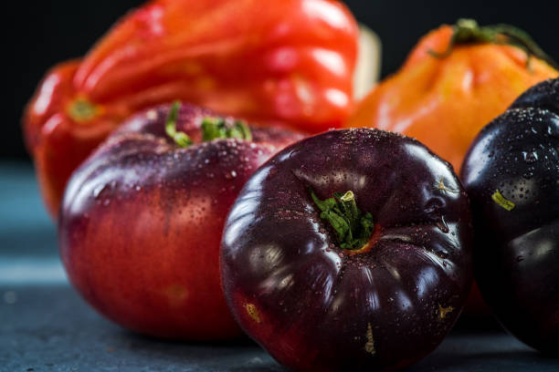 close-up em tomates frescos e maduros de mercado - healthy eating food and drink soup ripe - fotografias e filmes do acervo