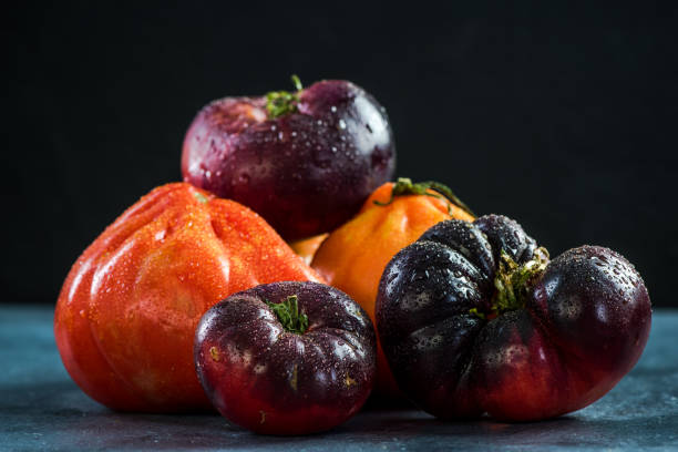 close-up em tomates frescos e maduros de mercado - healthy eating food and drink soup ripe - fotografias e filmes do acervo