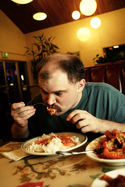 ест ужин в китайский ресторан - eating cereal student human mouth стоковые фото и изображения