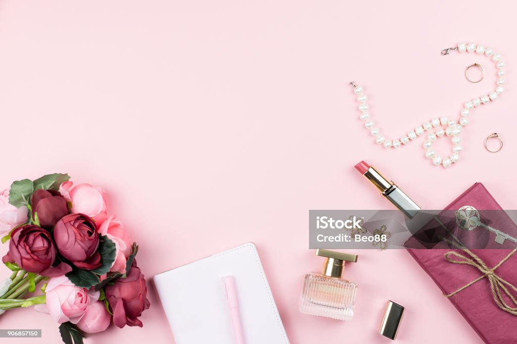 Collection de mode avec accessoires, fleurs, cosmétiques et bijoux sur fond rose, fond. Concept de Womens Day - Photo de Parfum libre de droits