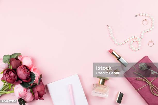 Photo libre de droit de Collection De Mode Avec Accessoires Fleurs Cosmétiques Et Bijoux Sur Fond Rose Fond Concept De Womens Day banque d'images et plus d'images libres de droit de Parfum