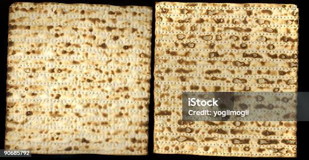 Matzah Foto de stock y más banco de imágenes de Alimento - Alimento, Color - Tipo de imagen, Con textura