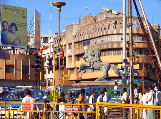 hubli, karnataka, inde - place de la ville et rani kittur chennamma statue - motor vehicle outdoors crowd landscape photos et images de collection