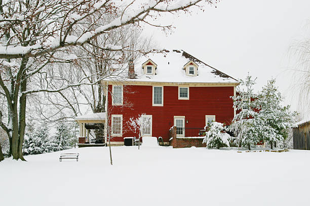 istock Red Farmhouse In The Winter Snow - Side 90686456