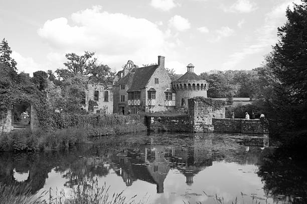 scotney 城、灰色 - scotney castle ストックフォトと画像