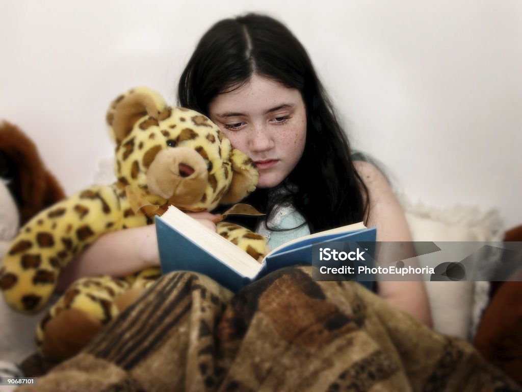 Niños: Lectura en la cama - Foto de stock de Cabello castaño libre de derechos