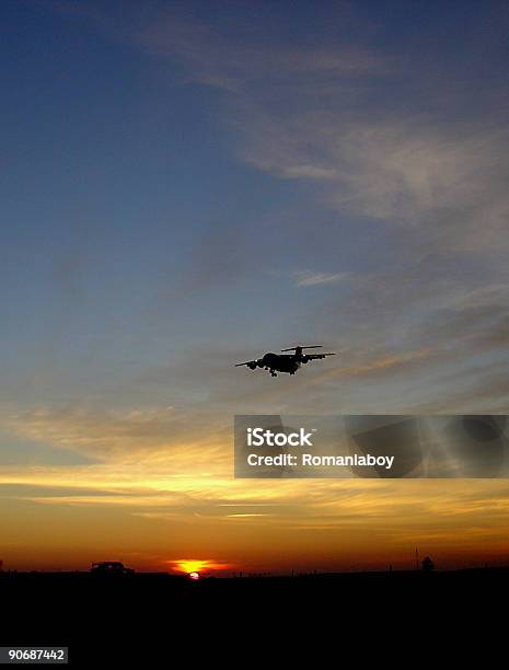 Tramonto Contro Aereo - Fotografie stock e altre immagini di A mezz'aria - A mezz'aria, Aereo di linea, Aereo privato