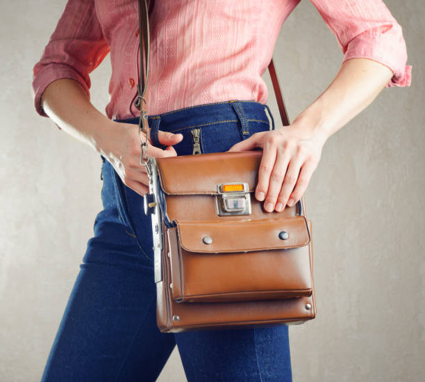 istock Young woman in deep blue jeans holding a bag 906875210