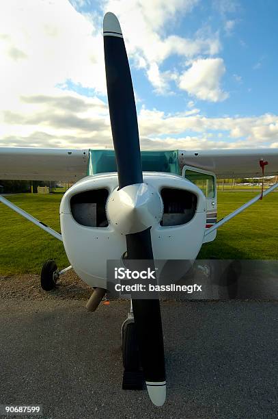 Cessna Frente - Fotografias de stock e mais imagens de Aeroporto - Aeroporto, Ao Ar Livre, Asa de aeronave