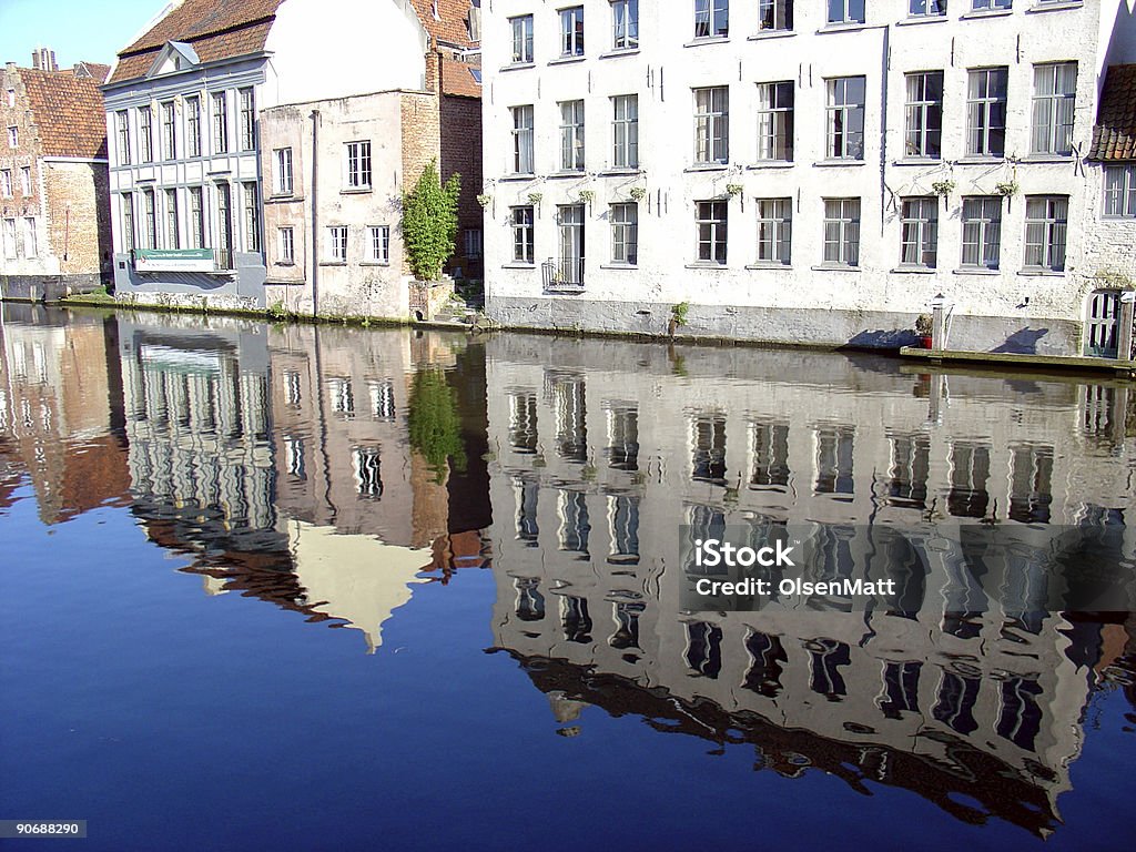 Riflesso edifici - Foto stock royalty-free di Acqua