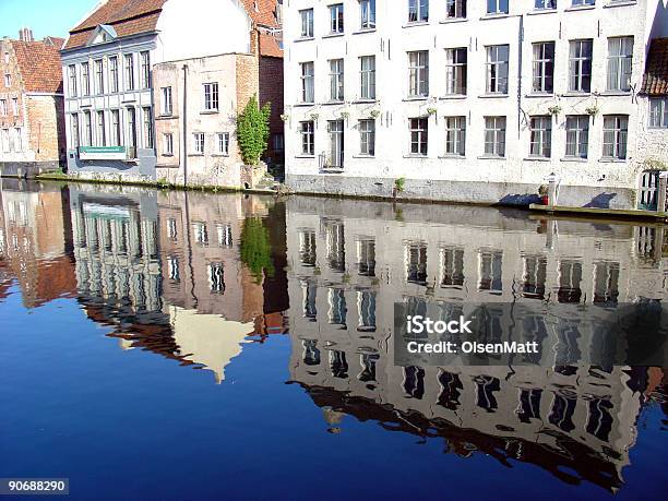 Riflesso Edifici - Fotografie stock e altre immagini di Acqua - Acqua, Antico - Condizione, Antico - Vecchio stile