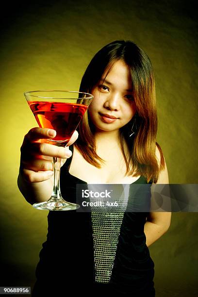 Asiatische Frau Mit Cocktail Stockfoto und mehr Bilder von Alkoholisches Getränk - Alkoholisches Getränk, Alkoholismus, Asien