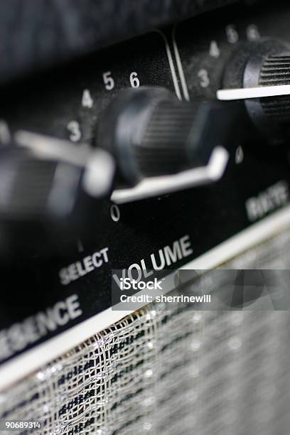 Volume De - Fotografias de stock e mais imagens de Amplificador - Amplificador, Equipamento, Equipamento de Gravação de Som