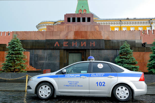 voiture de police en service dans le mausolée sur la place rouge - sentinels of the tomb photos et images de collection