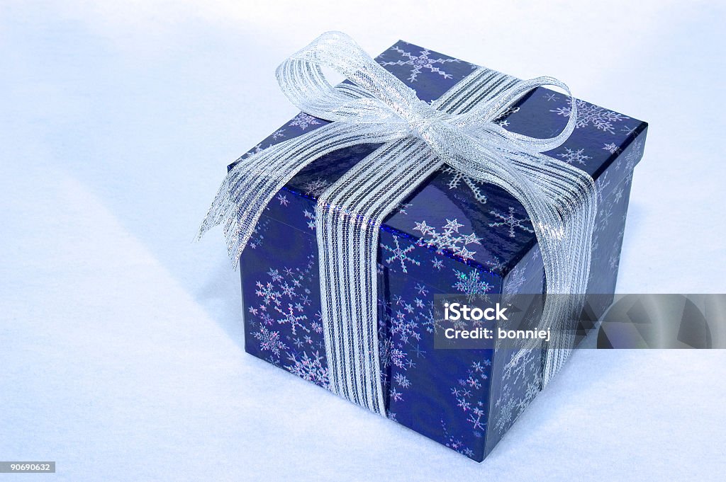 Подарок с голубой & серебристый - Стоковые фото Упаковочная бумага роялти-фри