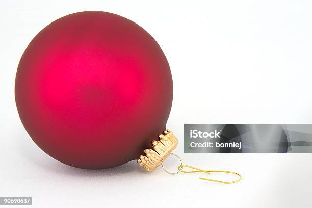 Bola De Natal - Fotografias de stock e mais imagens de Bola de Árvore de Natal - Bola de Árvore de Natal, Gancho - Equipamento, Cetim