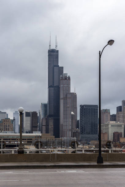 istock Skyline with streetlights 906908354