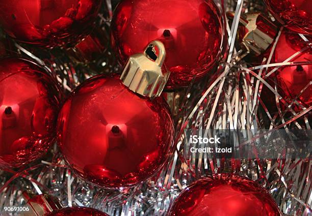 Red Fundos - Fotografias de stock e mais imagens de Bola de Árvore de Natal - Bola de Árvore de Natal, Comemoração - Conceito, Cor Viva