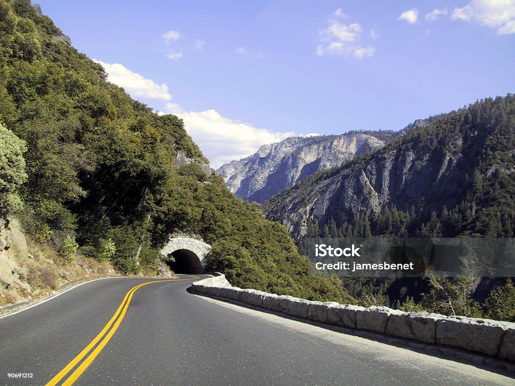 Kurvenreiche Straße & Tunnel - Lizenzfrei Amerikanische Sierra Nevada Stock-Foto