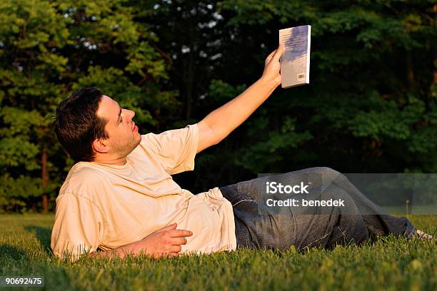 Bibliografía Lectura Foto de stock y más banco de imágenes de Acostado - Acostado, Actividades recreativas, Adulto