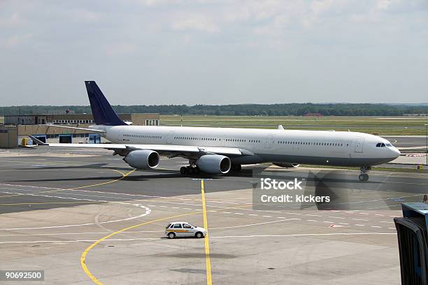 Foto de Airbus 340600 Avião e mais fotos de stock de Aeroporto - Aeroporto, Avião, Avião comercial