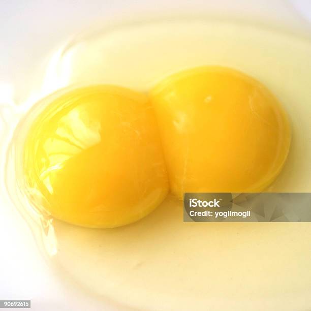 Twin Żółtka Jaj - zdjęcia stockowe i więcej obrazów Bez ludzi - Bez ludzi, Biały, Biologia - Nauka