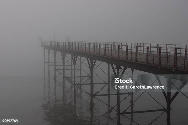 Molo Z Mgły - zdjęcia stockowe i więcej obrazów Bez ludzi - Bez ludzi, Ciemny, Czarno biały
