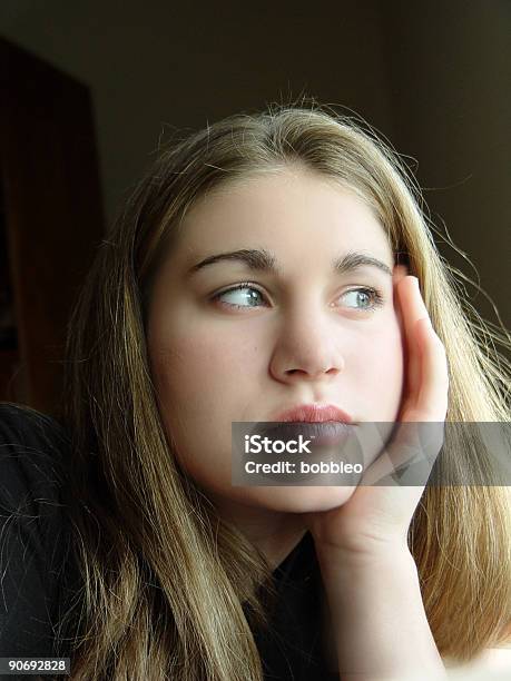 Teenaußerhalb In Stockfoto und mehr Bilder von Betrachtung - Betrachtung, Blondes Haar, Depression