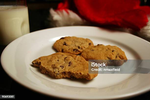 Foto de Biscoitos E Leite Para Santa e mais fotos de stock de Alimento com mordida - Alimento com mordida, Bebida, Biscoito