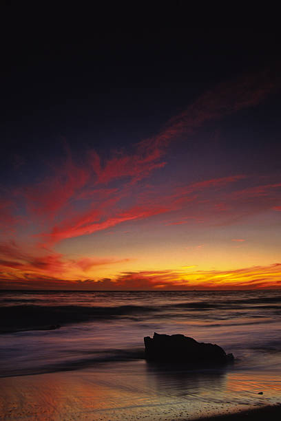 intensa praia ao pôr do sol - change tide malibu sea imagens e fotografias de stock