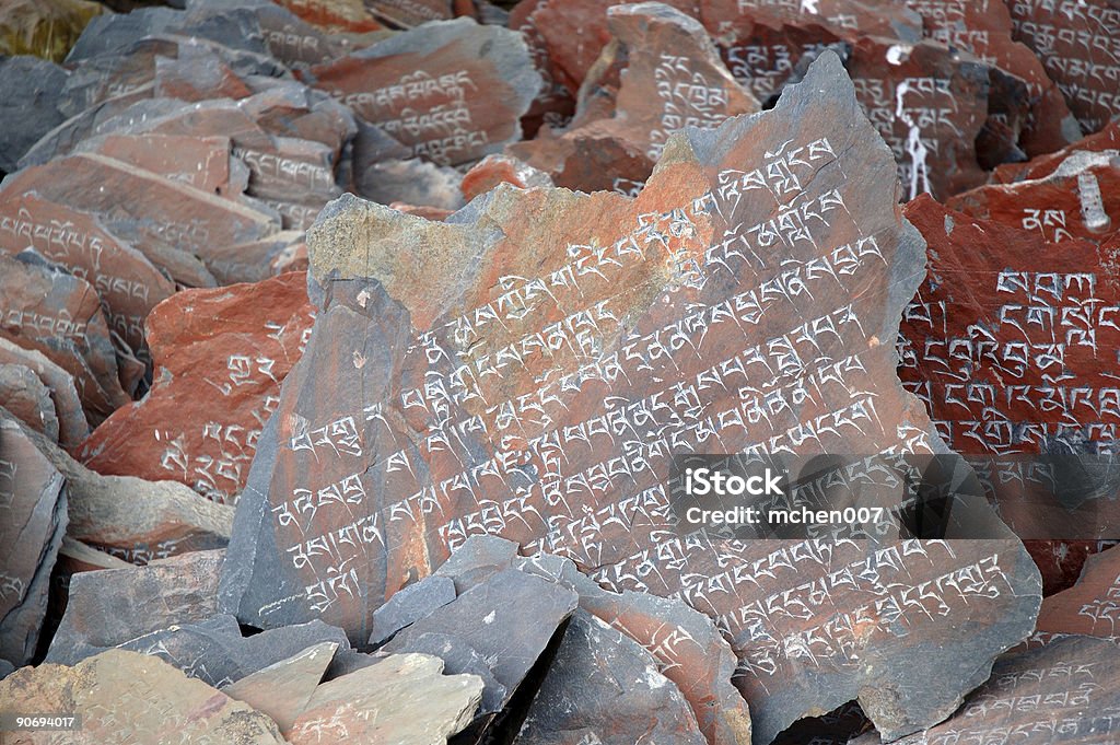 Manufatto: Tibet Monaci Script intagli - Foto stock royalty-free di Antico - Condizione