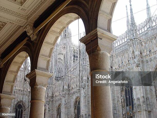 Duomo Di Milano E Coloumns - Fotografie stock e altre immagini di Arrangiare - Arrangiare, Arte, Arti e mestieri