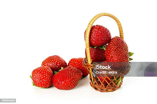 Erdbeeren In Korb Bast Stockfoto und mehr Bilder von Aromatherapie - Aromatherapie, Beere - Obst, Beere - Pflanzenbestandteile
