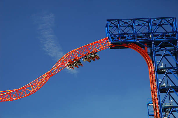 achterbahn spaß - rollercoaster people amusement park ride red stock-fotos und bilder