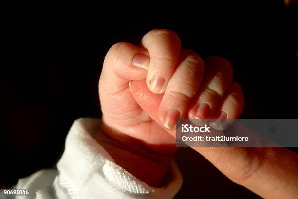 Finger In Der Hand Stockfoto und mehr Bilder von Alleinerzieherin - Alleinerzieherin, Baby, Ein Elternteil