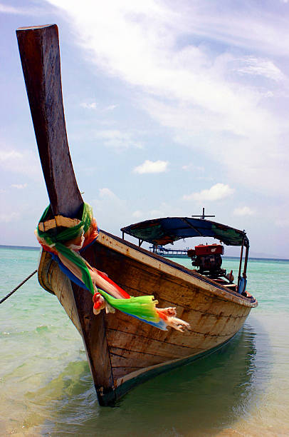 Thai barca in mare al PhiPhi isola. - foto stock