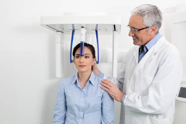 Un dentiste avec son patient faisant un numérique panoramique x-ray - Photo