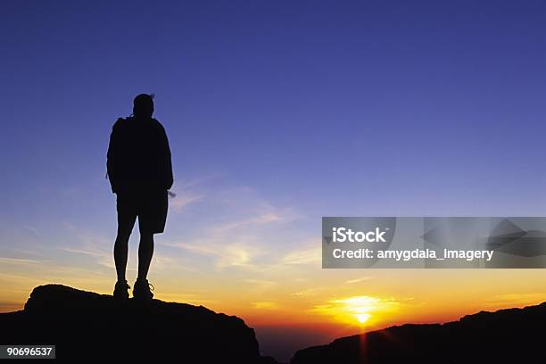 Silhouetted Hombre Mirando El Cielo Del Amanecer Foto de stock y más banco de imágenes de Salida del sol - Salida del sol, Mirar un objeto, Amanecer