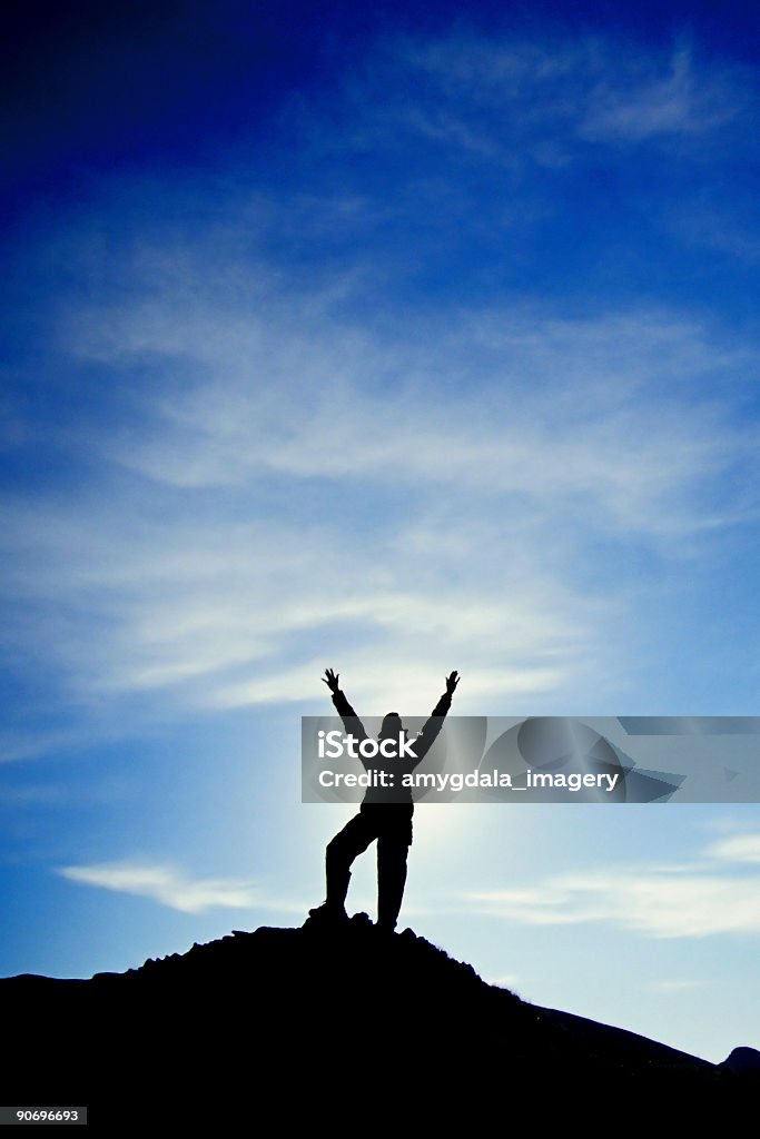 silhouette braccia alzate in cielo paesaggio - Foto stock royalty-free di Astratto