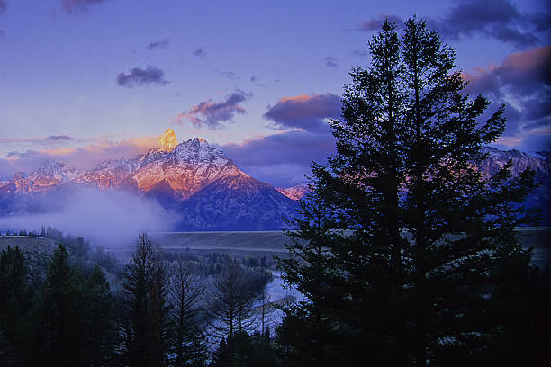 paisagem de nascer do sol - copy space alpenglow winter mountain range imagens e fotografias de stock