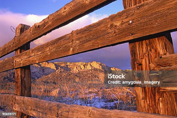 Holz Zaun Frames Berge Sonnenuntergang Landschaft Stockfoto und mehr Bilder von Albuquerque - Albuquerque, Berg, Berg Sandia Peak