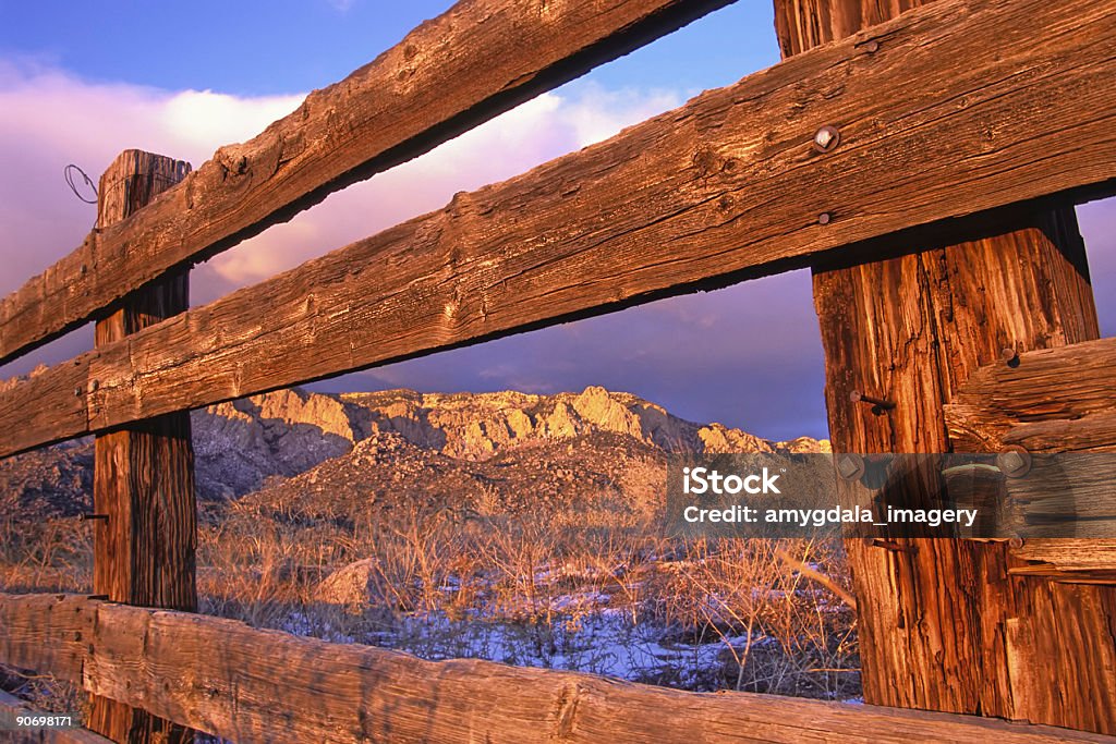 Recinzione in legno in montagna tramonto paesaggio Frame - Foto stock royalty-free di Albuquerque