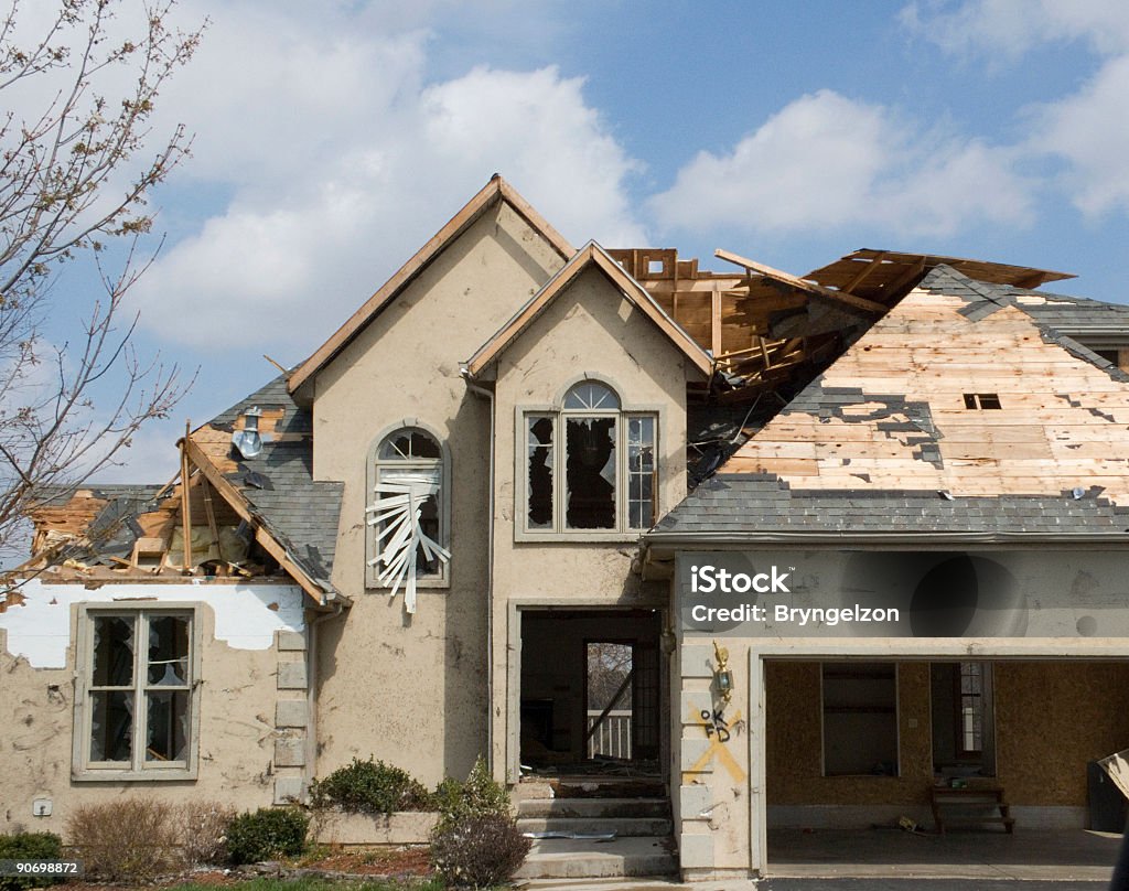 Danni di Tornado Stucco-Missouri - Foto stock royalty-free di Danneggiato