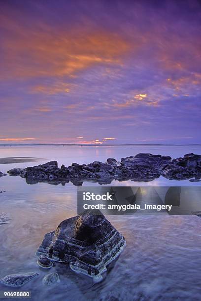 Oceano E Tramonto - Fotografie stock e altre immagini di Acqua - Acqua, Alba - Crepuscolo, Ambientazione esterna