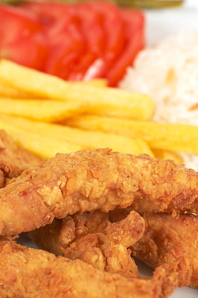 フライドチキンの切り身お出しする - chicken tender ストックフォトと画像