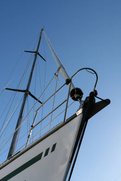 istock Bow of a sailing yacht on blue sky background 907005090