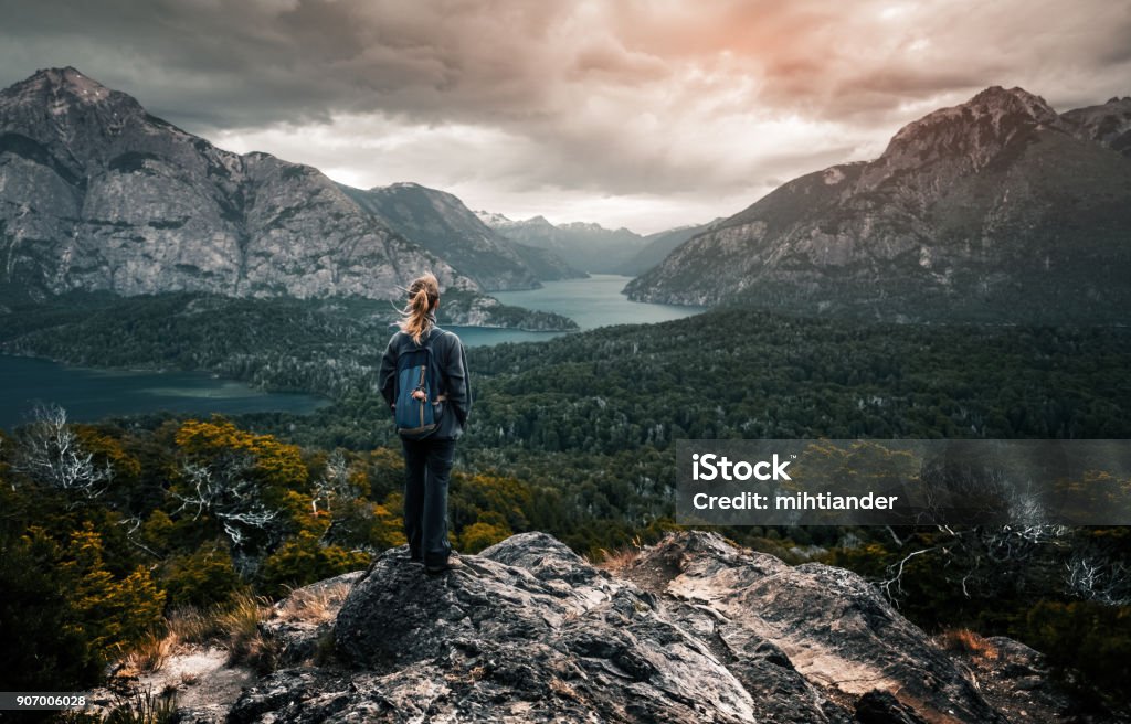 Caminante de la mujer se encuentra y goza de vistas al valle - Foto de stock de Bariloche libre de derechos